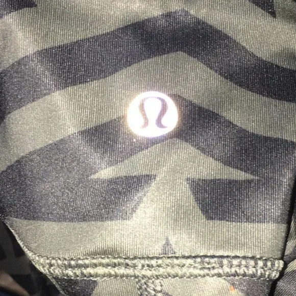 Lululemon Leggings chevron shuffle fatigue green + black - Picture 6 of 7